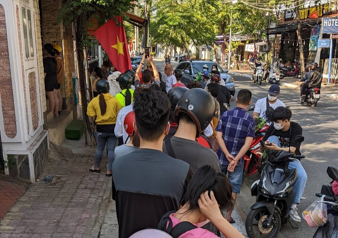 Buyers line up to wait for their donuts. Photo: Minh Chau / Tuoi Tre News