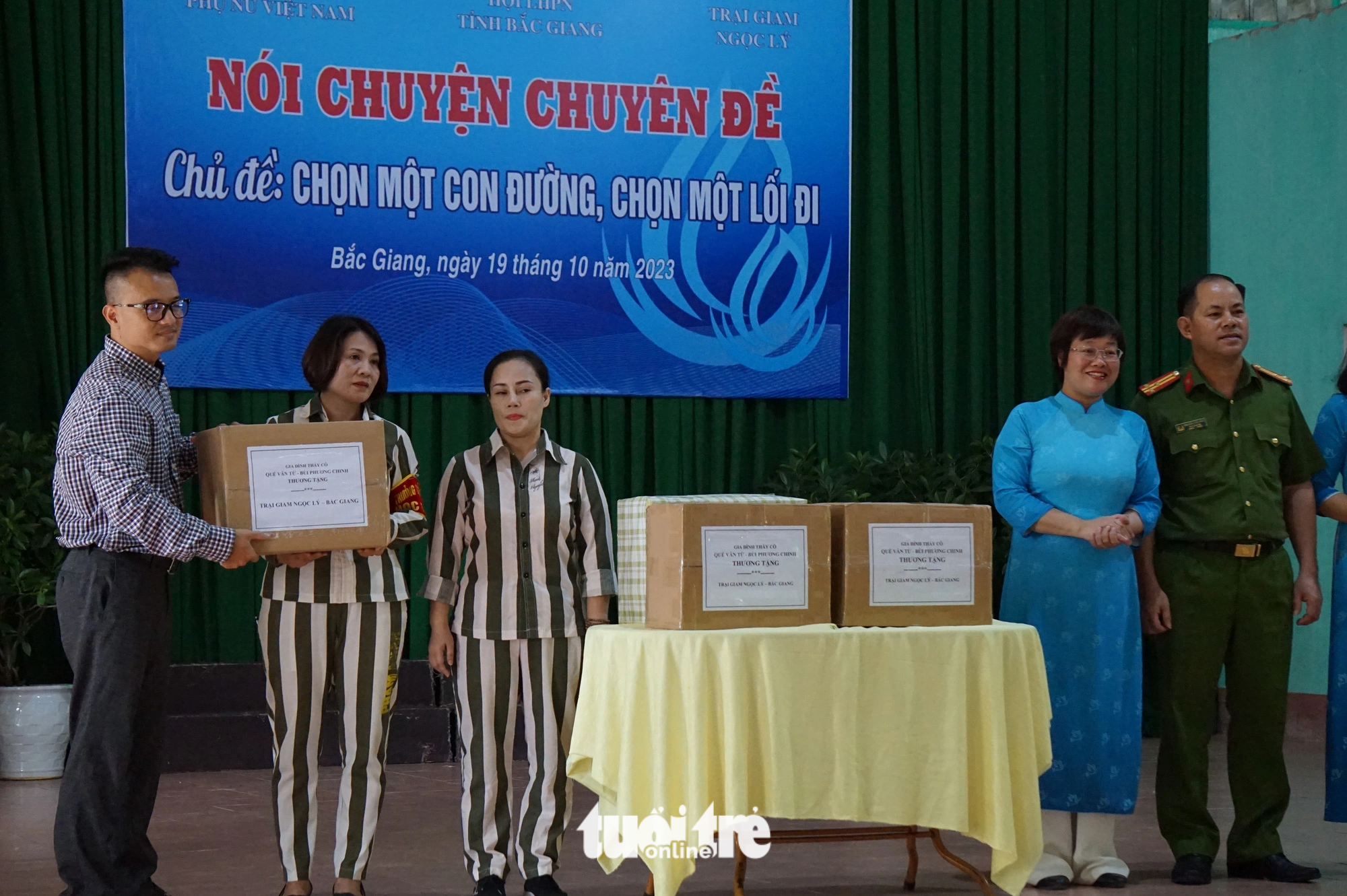 Author To Giang (L) presents the prisoners at Ngoc Ly Prison, Bac Giang Province, northern Vietnam with books as a gift on the occasion of Vietnamese Women’s Day, October 19, 2023. Photo: T. Dieu / Tuoi Tre