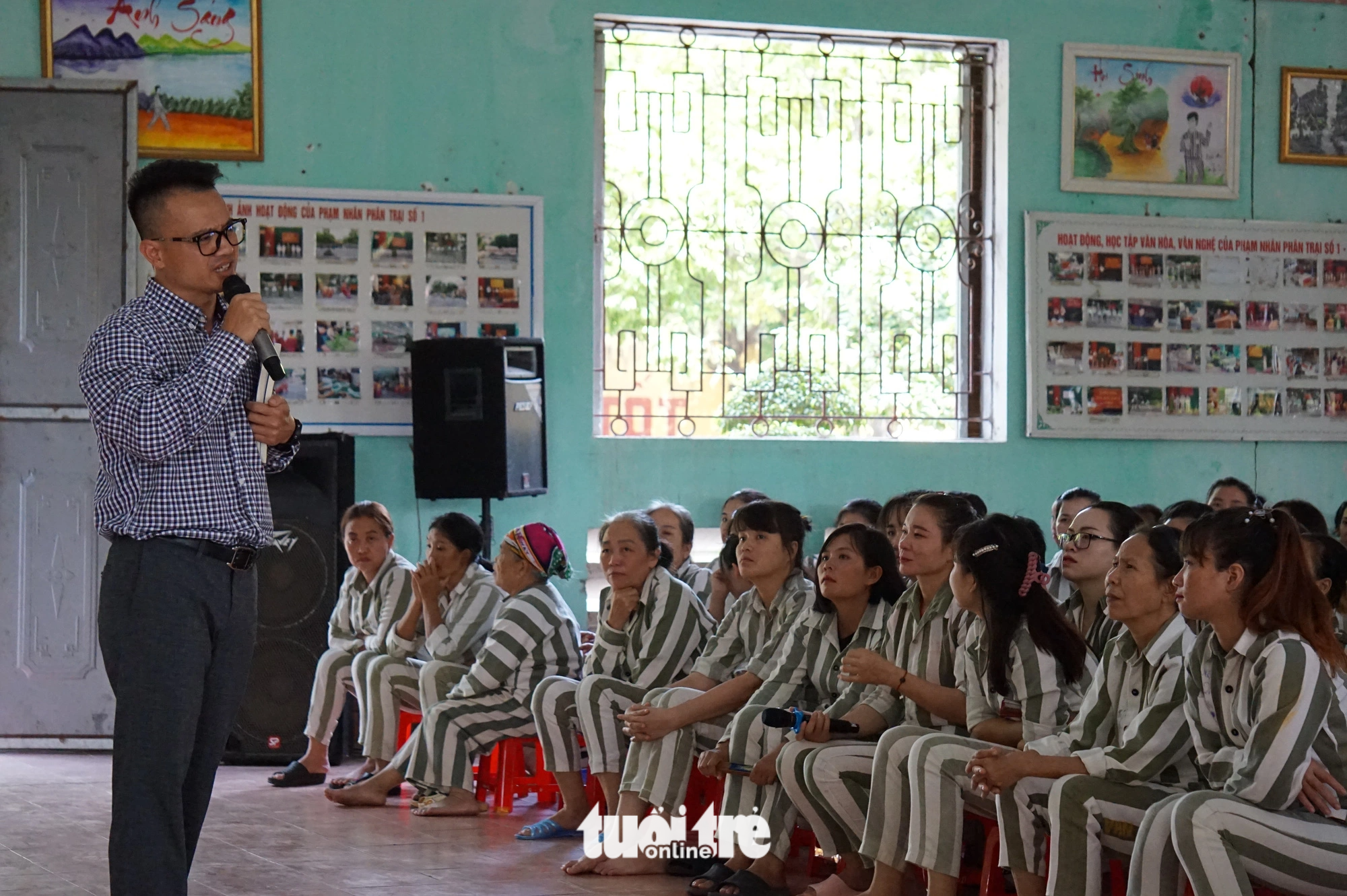 Author To Giang speaks to the prisoners of Ngoc Ly Prison, Bac Giang Province, northern Vietnam, October 19, 2023. Photo: T. Dieu / Tuoi Tre