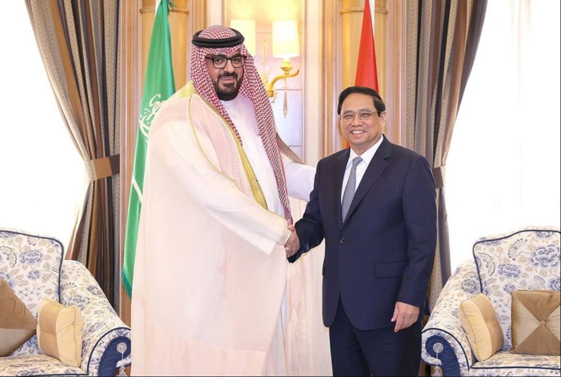 Vietnamese Prime Minister Pham Minh Chinh (R) meets with Saudi Minister of Economy and Planning Faisal Al-Ibrahim. Photo: D. Giang / Tuoi Tre