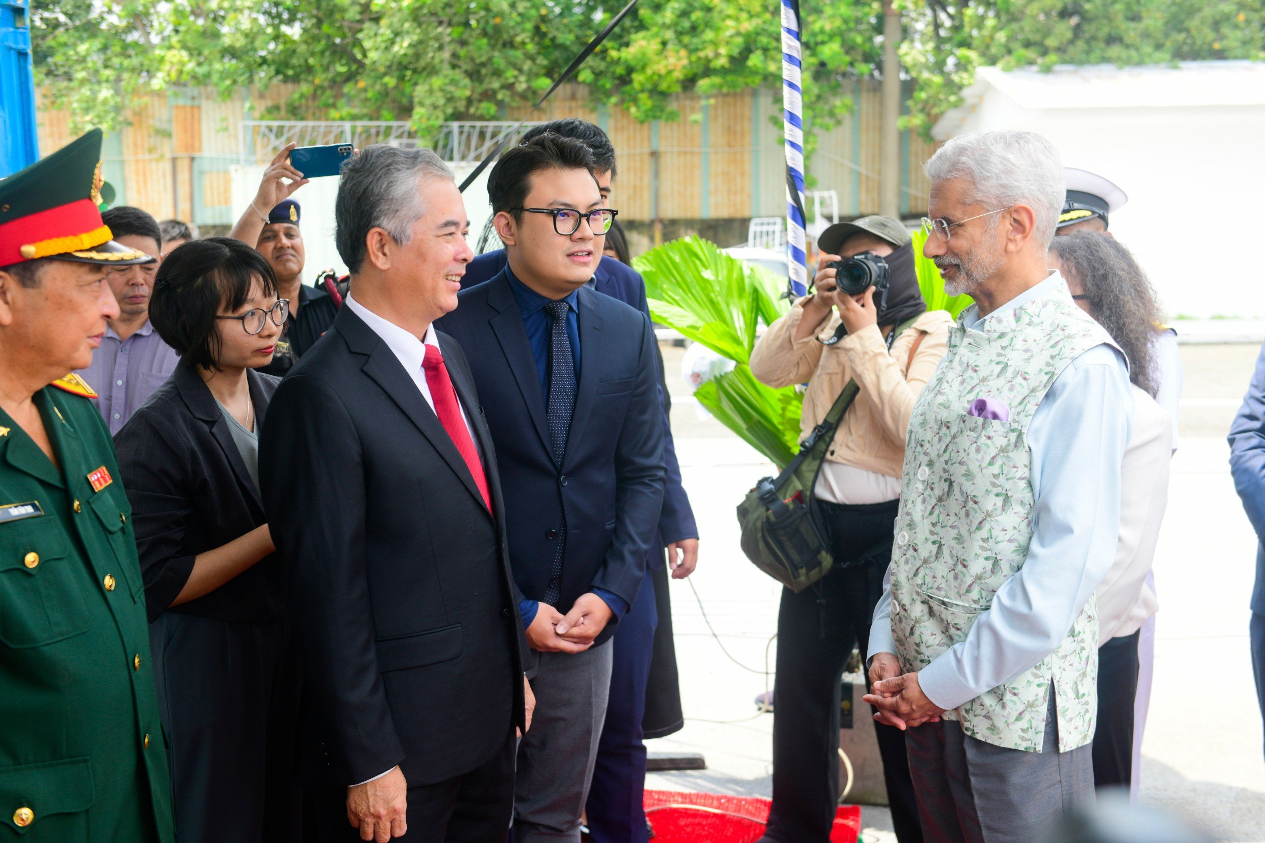 Vice chairman of the Ho Chi Minh City People's Committee Ngo Minh Chau (L) and  Indian Foreign Minister Subrahmanyam Jaishankar at the welcoming ceremony of the Sudarshini on the morning of October 18, 2023. Photo: Quang Dinh / Tuoi Tre