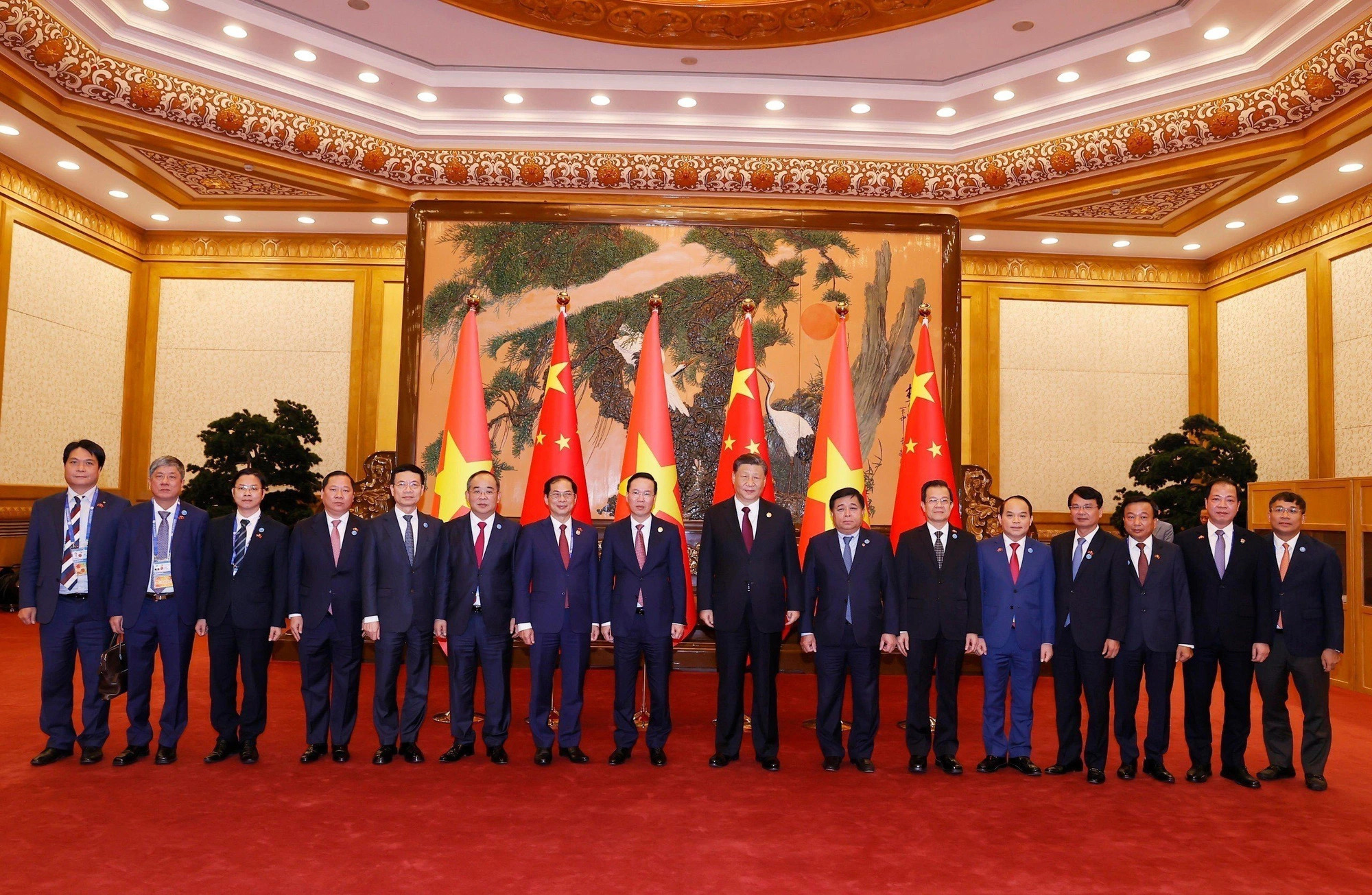 Vietnamese State President Vo Van Thuong, Chinese Party chief and State President Xi Jinping, and senior officials of Vietnam and China pose for a group photo, China, October 2023. Photo: Vietnam News Agency