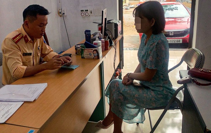 The car driver (R) at the police station. Photo: Hong Quang / Tuoi Tre