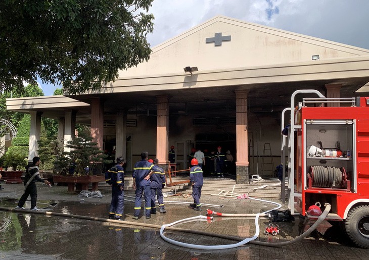 Firefighters extinguish the fire. Photo: Thai Binh / Tuoi Tre