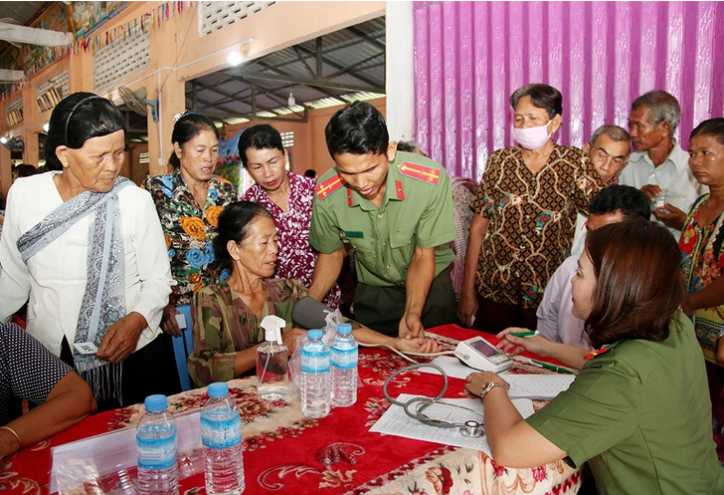 Doctors and nurses from An Giang Province provide medical examinations, consultation and medication at no charge to residents in Takéo Province, Cambodia. Photo: Tien Van / Tuoi Tre