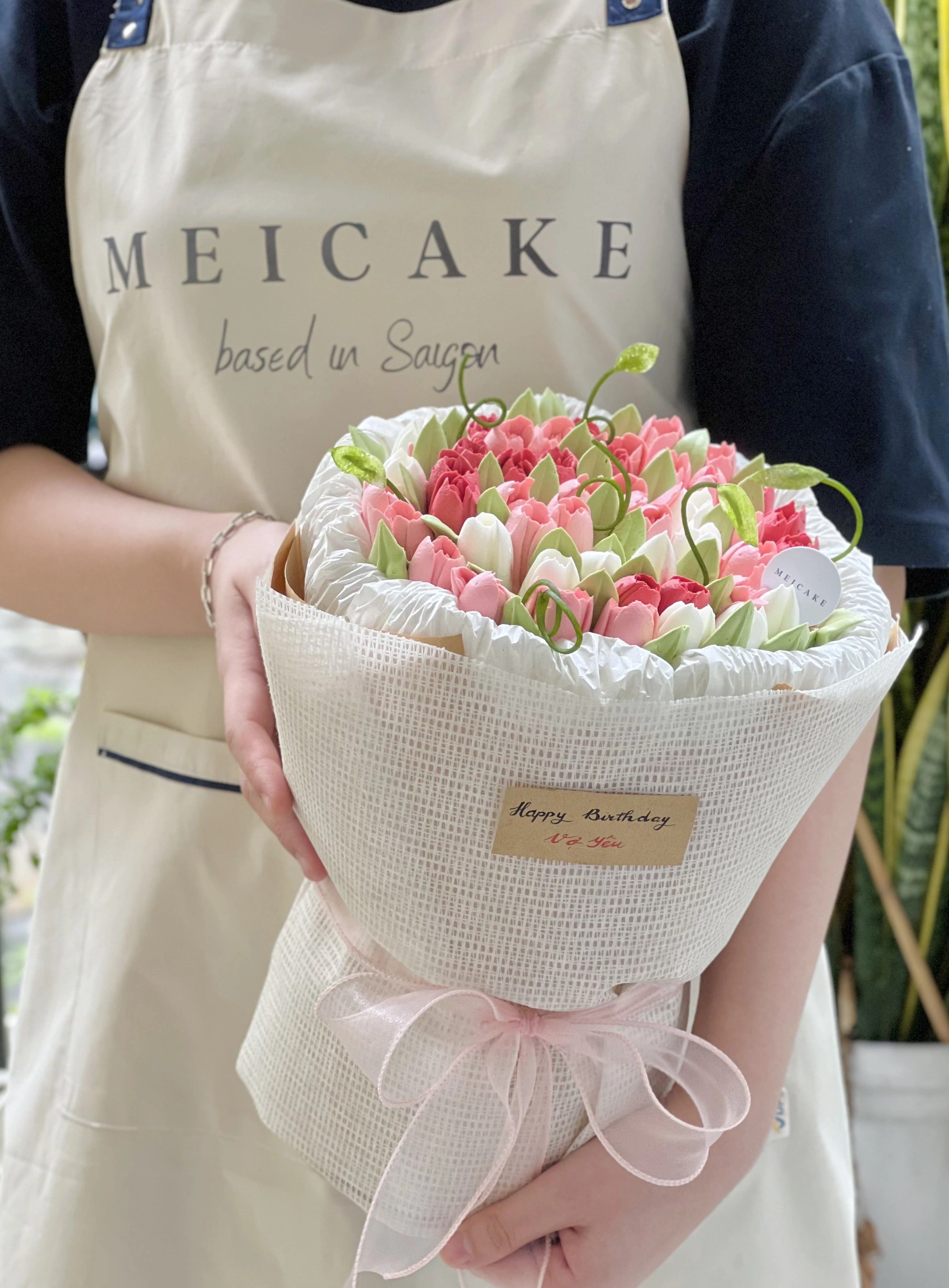 A bouquet of cheesecake flowers has become a new trend recently. Photo: M.C. / Tuoi Tre