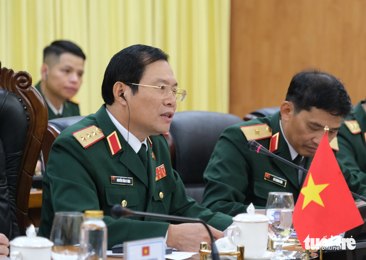 Senior Lieutenant General Nguyen Tan Cuong (L), Chief of the General Staff of the Vietnam People’s Army and Deputy Minister of National Defense, at the talks with his Cuban counterpart. Photo: Ha Thanh / Tuoi Tre