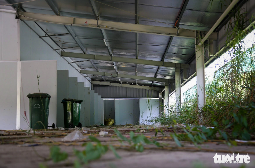 A surrounding area of the morgue in COVID-19 Field Hospital No. 13. Photo: Phuong Quyen / Tuoi Tre