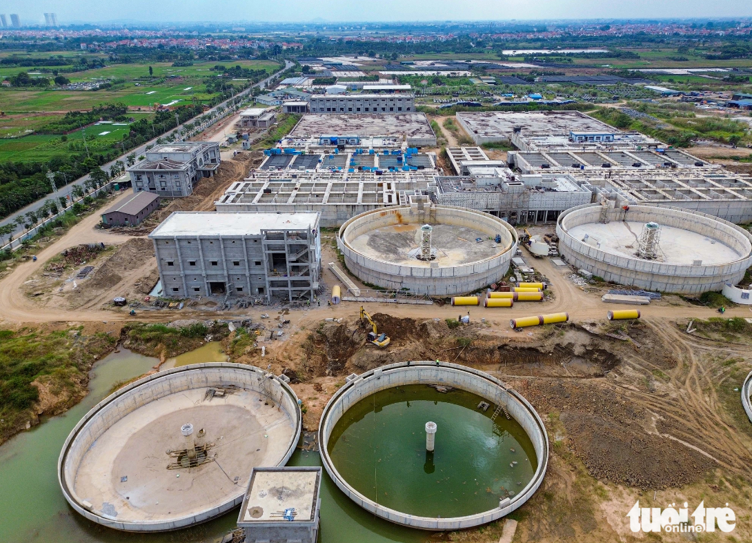 The Red River surface water treatment facility project scheduled to be put in use in the first quarter of 2021, but it is just 90 percent complete. Photo: Hong Quang / Tuoi Tre