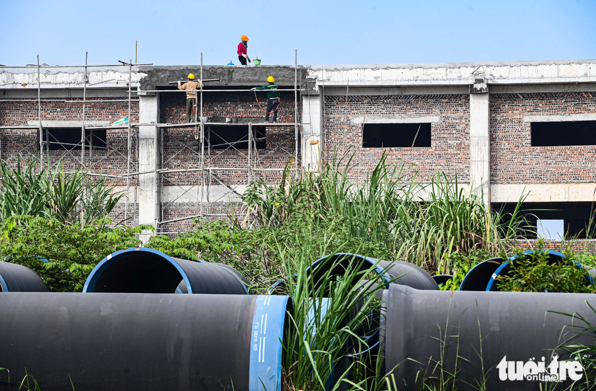 A group of workers are at work at the construction site of a water treatment plant project that will use surface water from the Red River. Photo: Hong Quang / Tuoi Tre