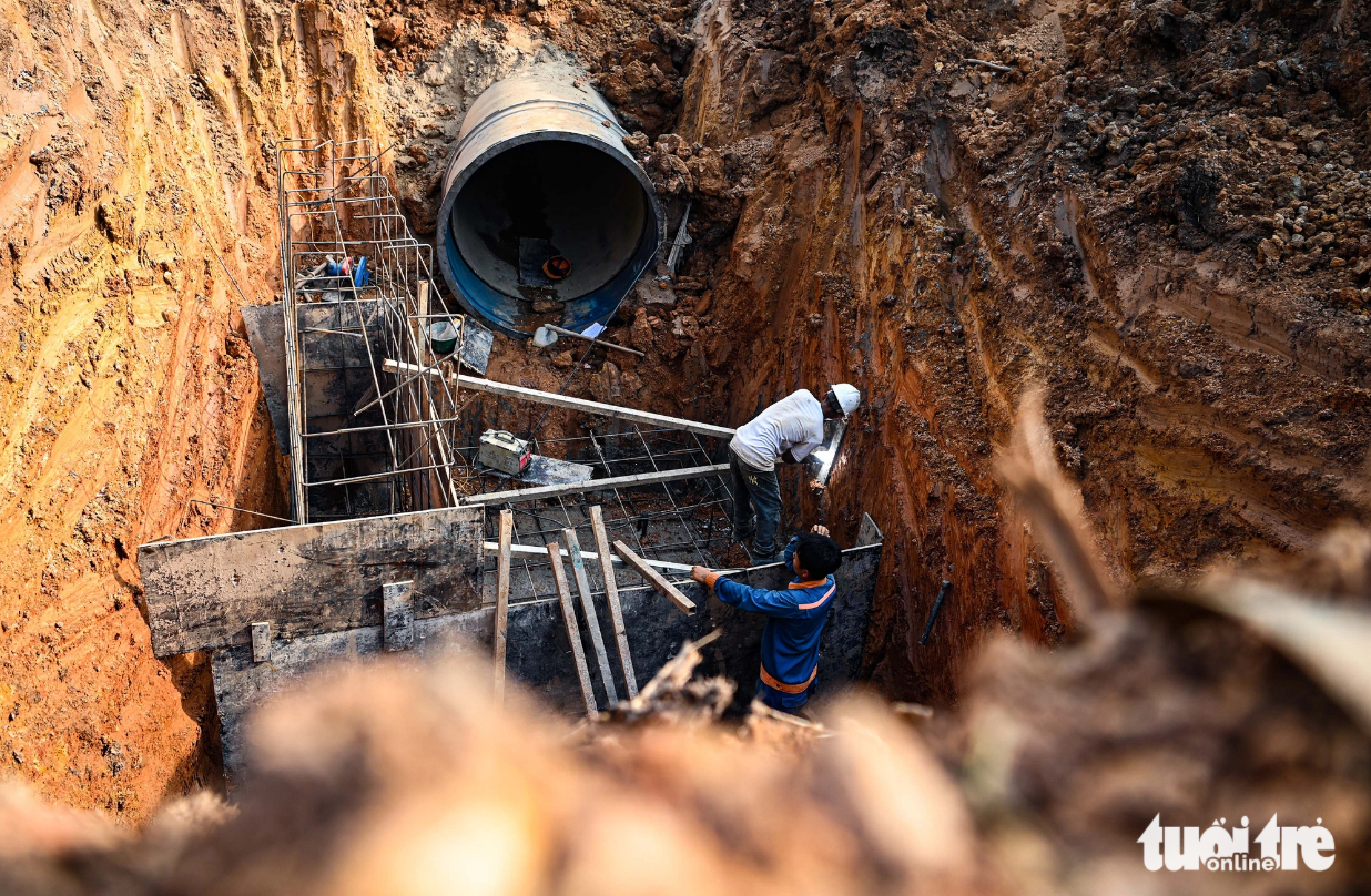 Workers install a water pipe at the Red River surface water treatment plant project in Hanoi on October 23, 2023. Photo: Hong Quang / Tuoi Tre